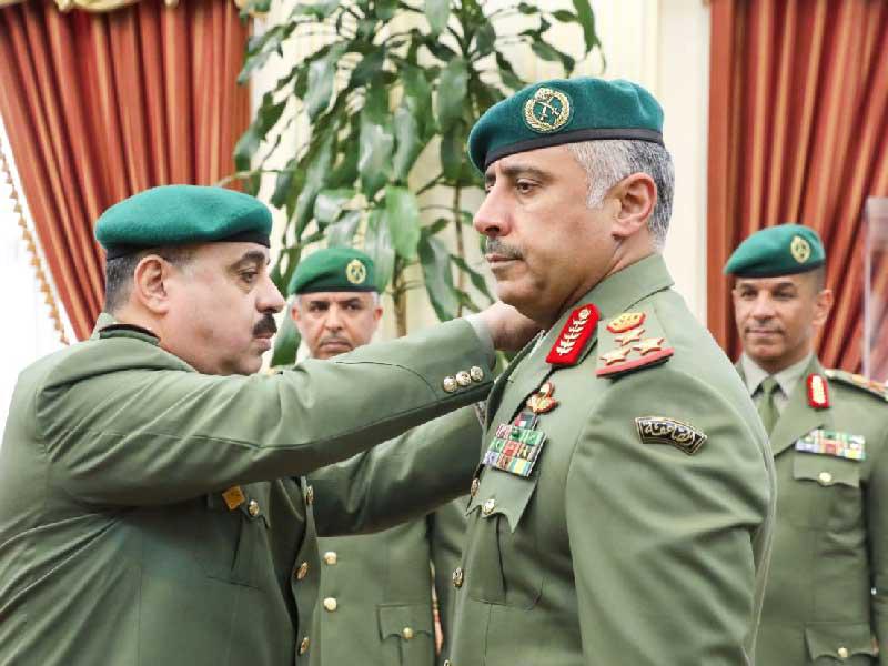 وكيل الحرس الوطني الفريق الركن هاشم الرفاعي مقلداً أحمد رتبته الجديدة 