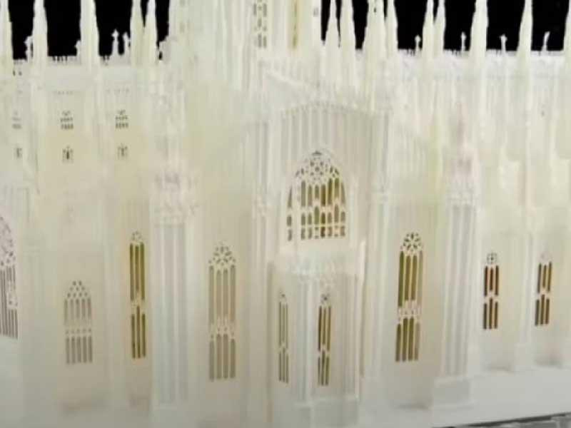 كعكة وزنها 100 كيلو وطولها مترانn