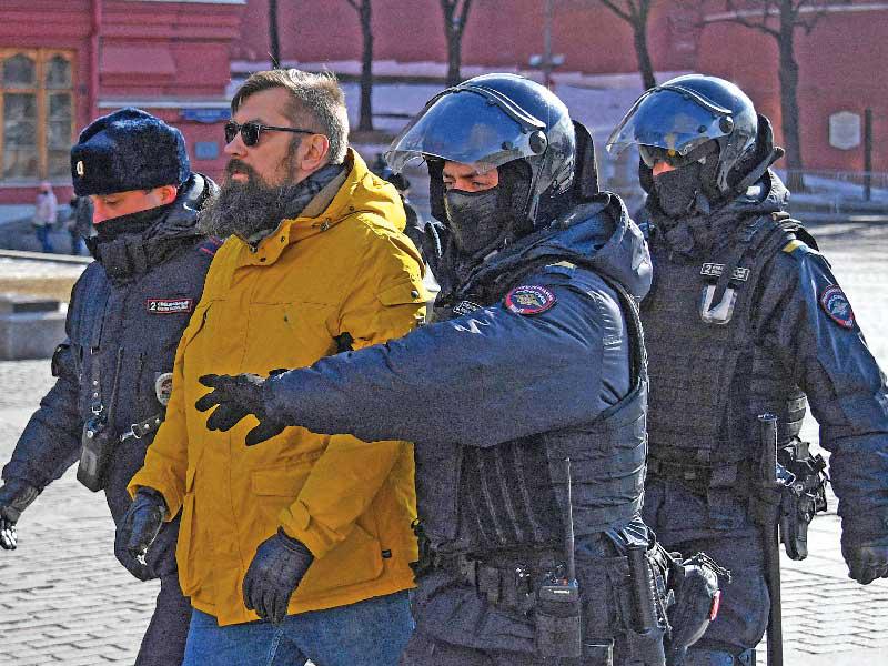 لحظة اعتقال أحد المتظاهرين