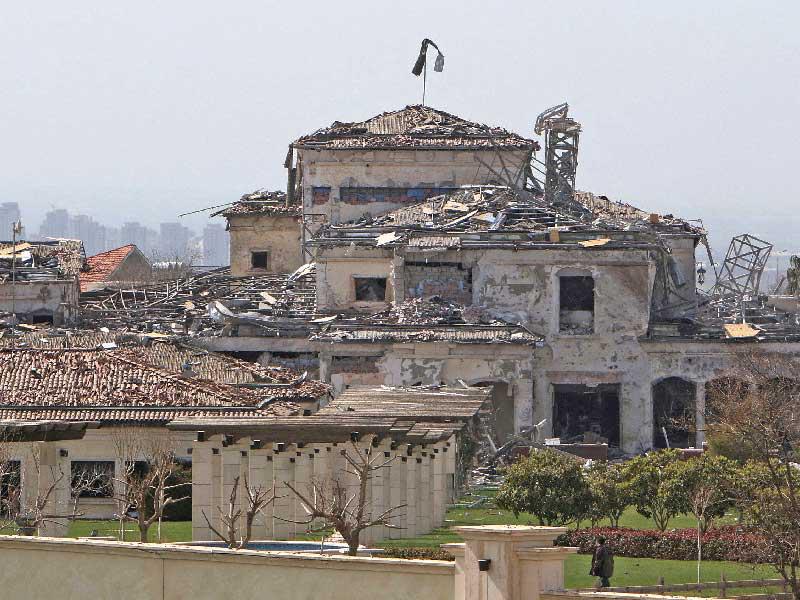 مبنى مدمر جراء الهجمات الصاروخية في أربيل شمال العراق أمس (رويترز)