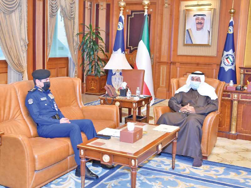 النائب الأول لرئيس مجلس الوزراء وزير الداخلية الفريق الشيخ أحمد النواف مستقبلاً رئيس قوة الإطفاء العام الفريق خالد المكراد