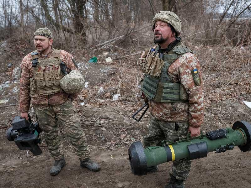 جنود أوكرانيون يحملون العتاد بهدف التصدي للقوات الروسية