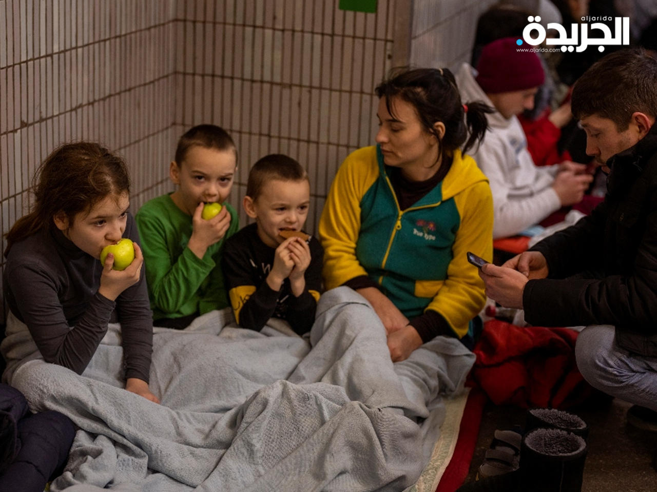 عائلة أوكرانية نازحة في إحدى محطات المترو