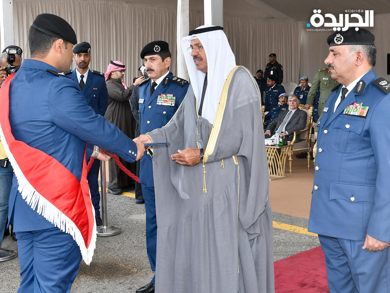  النائب الأول لرئيس مجلس الوزراء ووزير الداخلية يكرم أحد الضباط المتفوقين