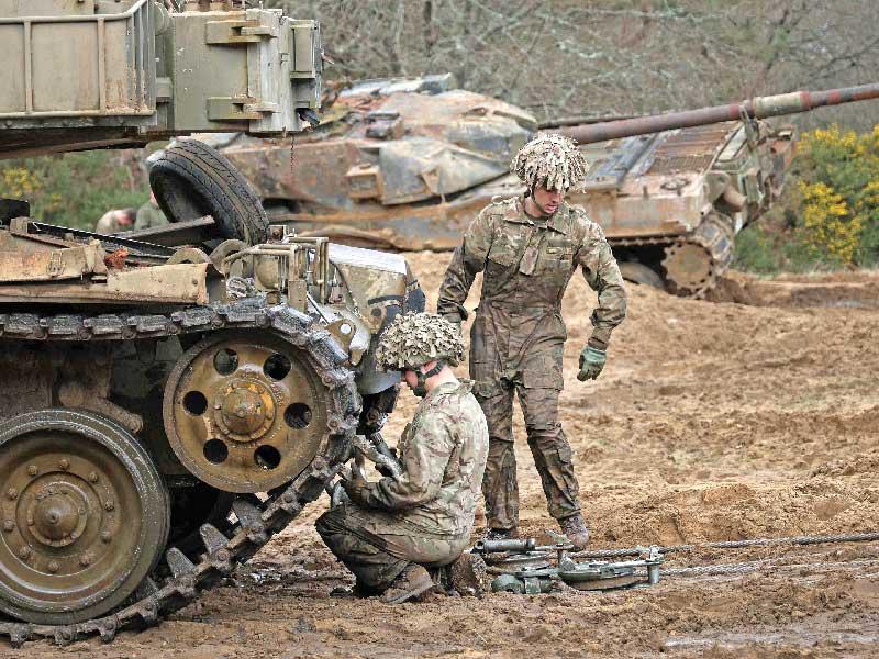 جنديان بريطانيان خلال تدريبات في هامبشير أمس (أ ف ب) 