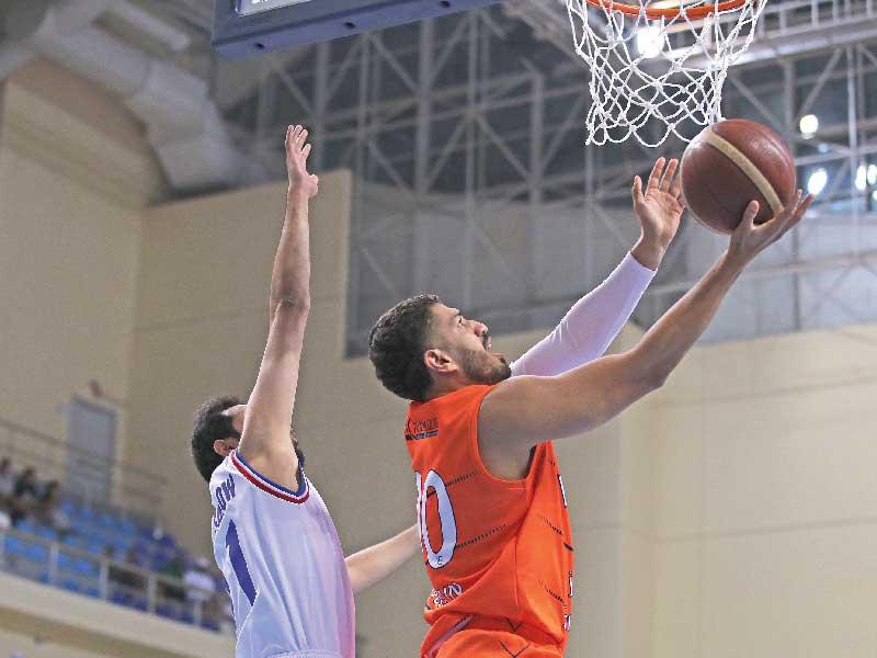 صراع تحت السلة