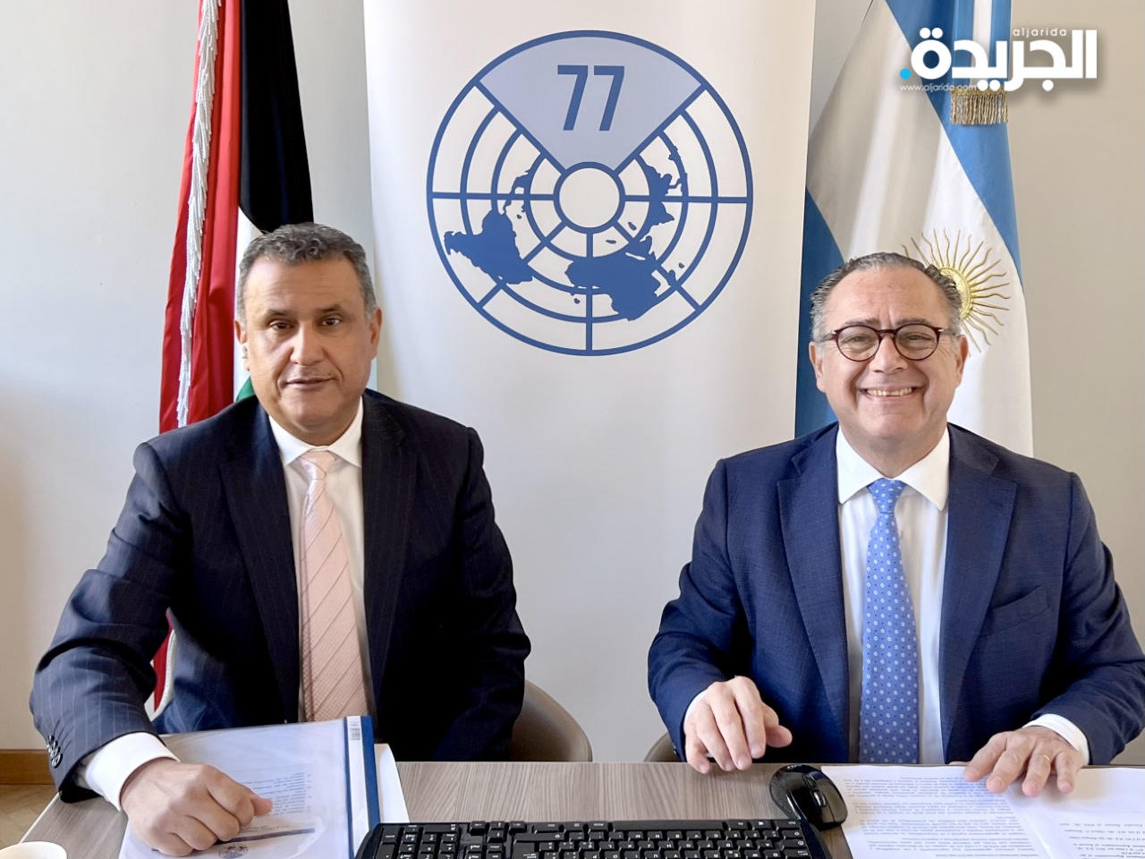 الرئيس الجديد لمجموعة «77+الصين» عن الكويت يوسف جحيل مع الرئيس المنصرف كارلوس جيرنياك في مراسم تسليم الرئاسة