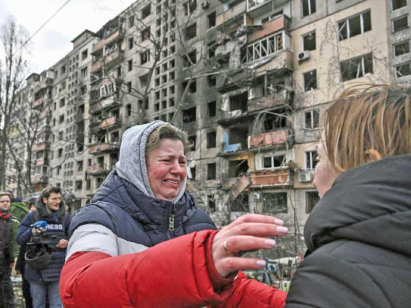 أوكرانية تبكي بعد إصابة مبنى سكني بقصف روسي في كييف أمس (أ ف ب)n