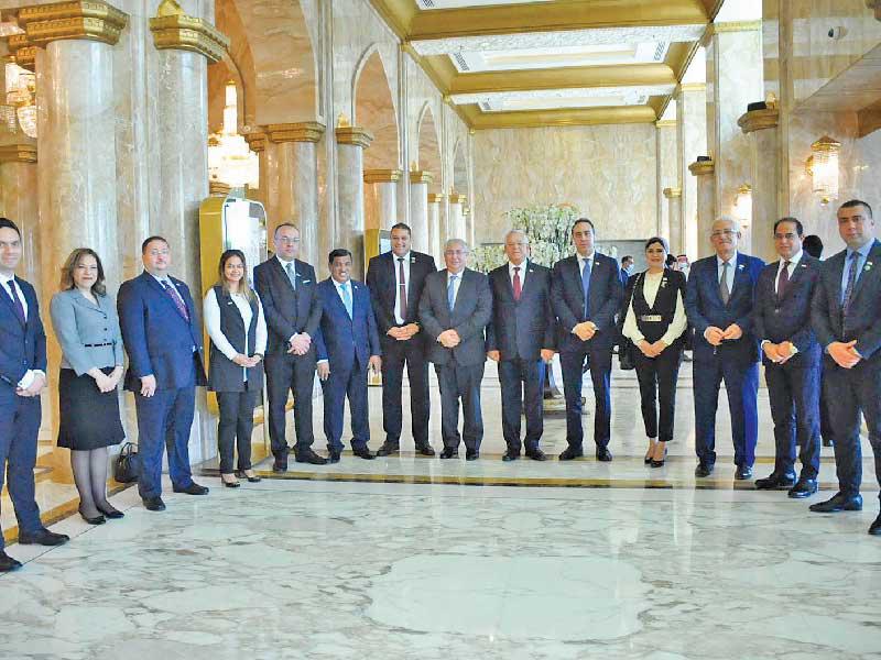 جبالي محاطاً بالدبلوماسيين والعاملين في السفارة المصرية بالكويت 