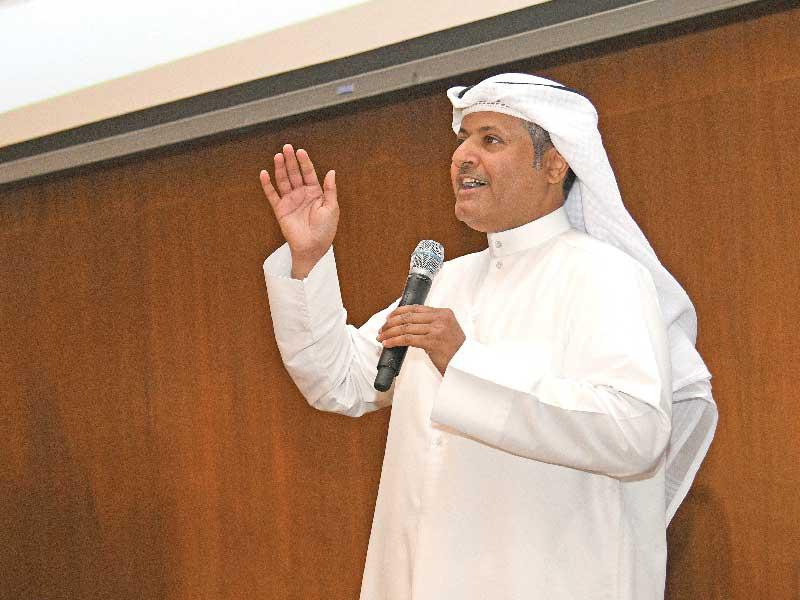  مدير مركز التربية العملية في كلية التربية بجامعة الكويت د. فهد الشمري متحدثاً للحضورt(تصوير نوفل إبراهيم)