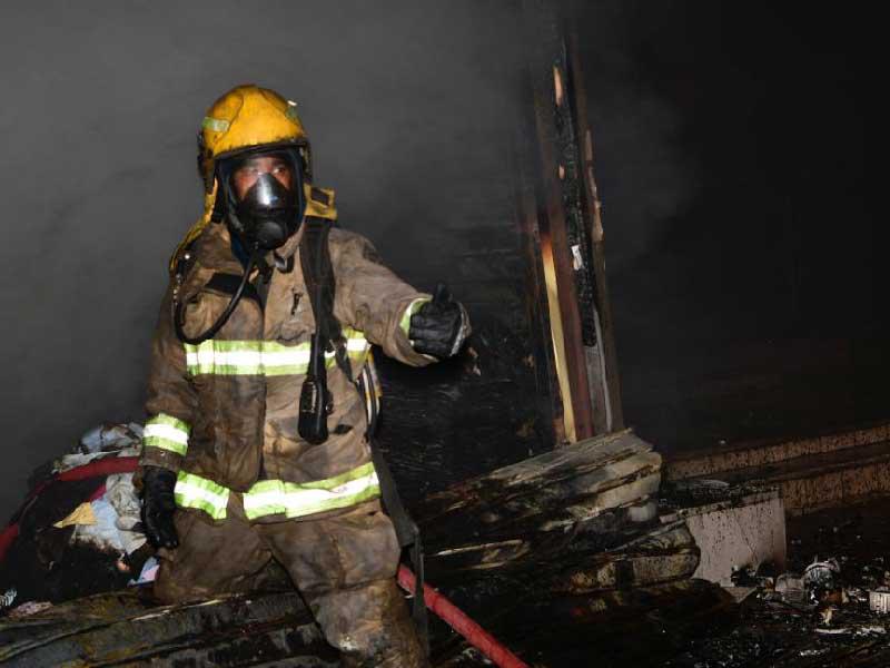 رجال الإطفاء يكافحون الحريق 