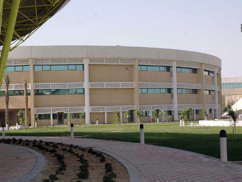 كلية الدراسات التجارية 