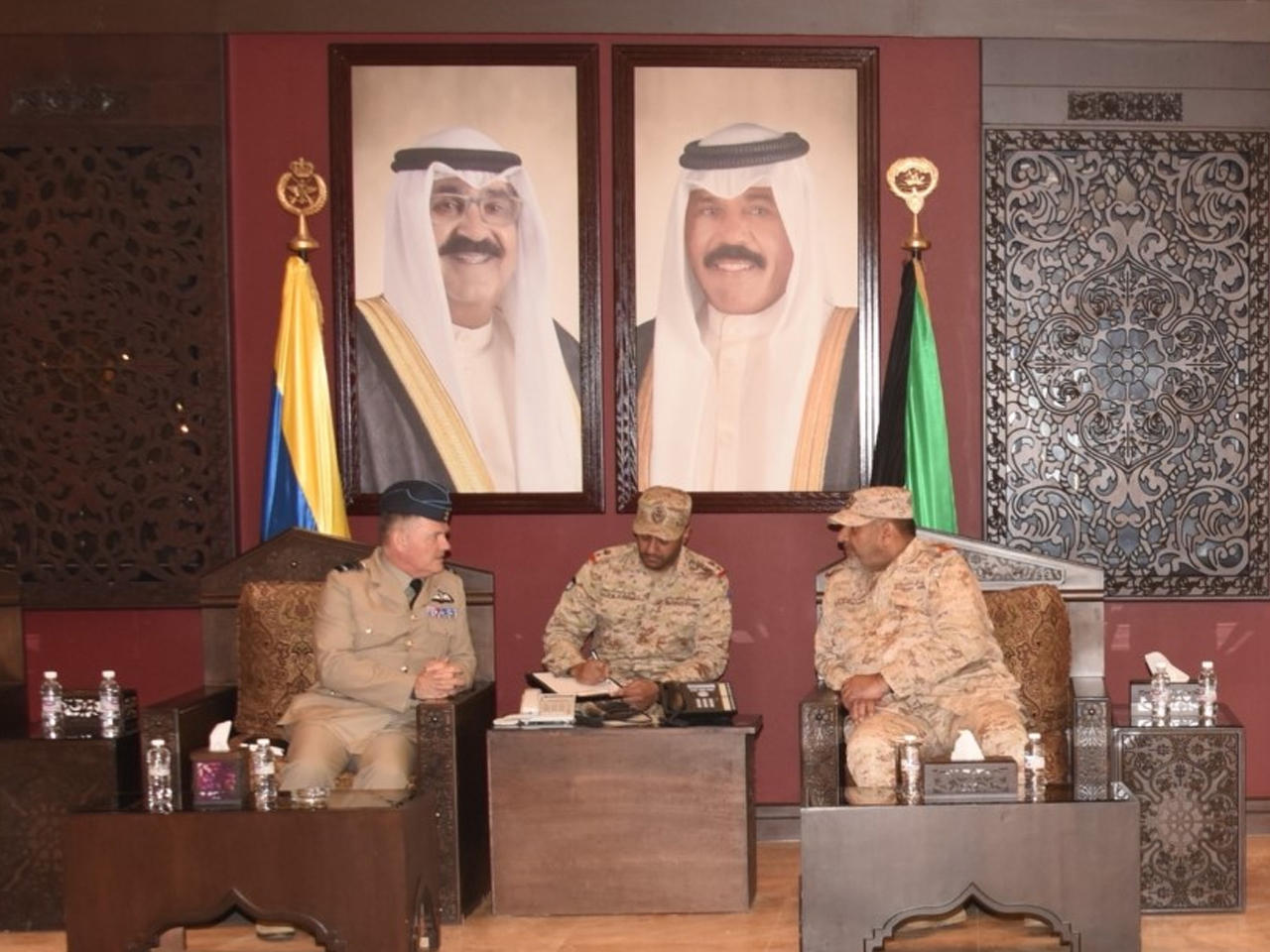 رئيس الأركان يبحث مع مسؤول بريطاني موضوعات عسكرية مشتركة