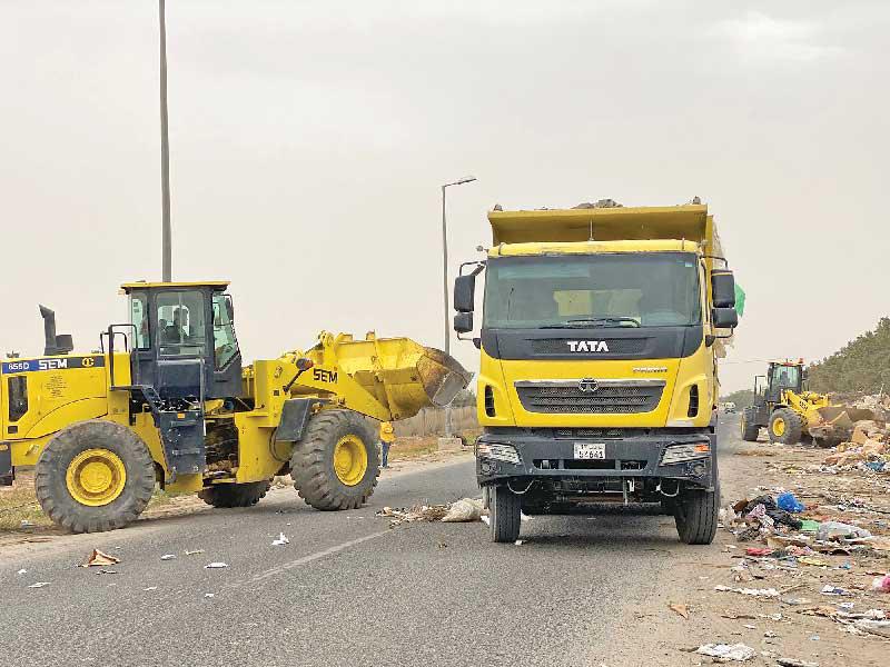 جانب من جولة البلدية في الوفرة 