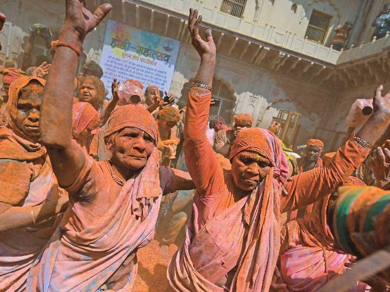 أرامل هنديات خلال طقس هندوسي في  فريندافان اليوم  (أ ف ب) 