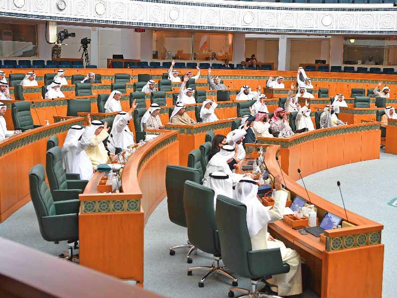 جانب من تصويت المجلس على استقالة الفضالة أمس (تصوير عبدالله الخلف)