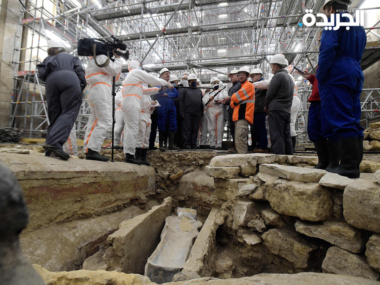 وزيرة الثقافة الفرنسية روزلين باشلو (في الوسط، إلى اليسار) تزور موقع البحث الأثري في الكاتدرائية