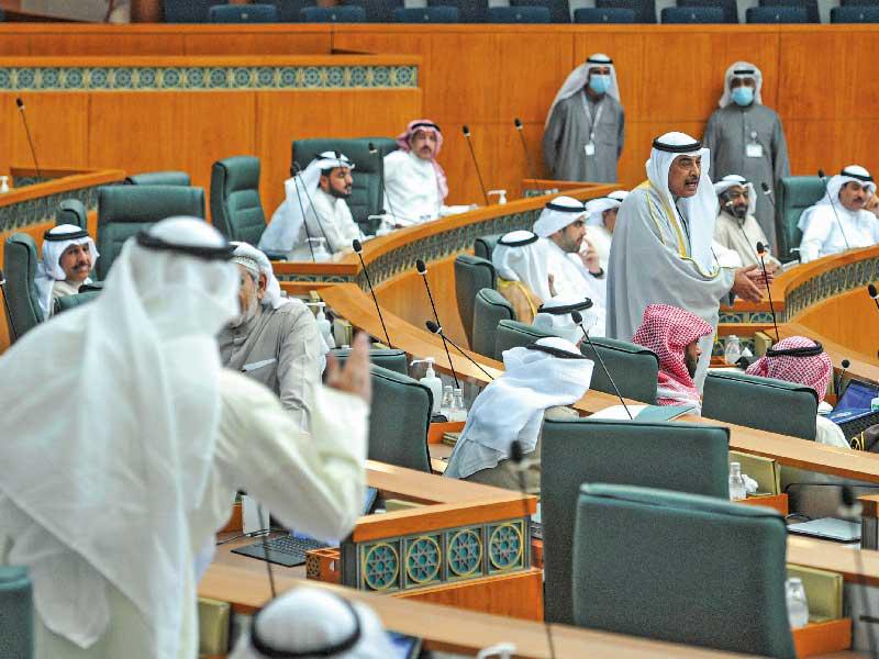 الخالد خلال مداخلته في جلسة أمس والمطير يقاطعه (تصوير عبدالله الخلف)