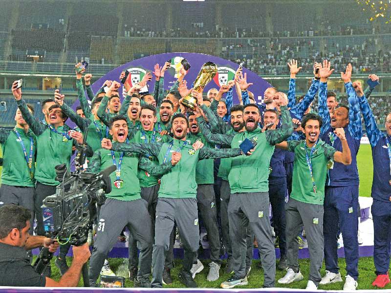 أبطال الأخضر يحملون الكأس (تصوير نوفل إبراهيم)