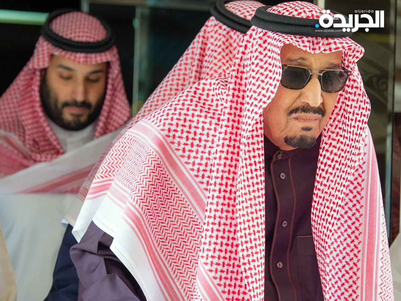 خادم الحرمين مغادراً المستشفى وبرفقته ولي العهد الأمير محمد بن سلمان