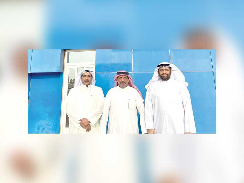 عبدالحكيم الأحمد مع عضوي مجلس الإدارة