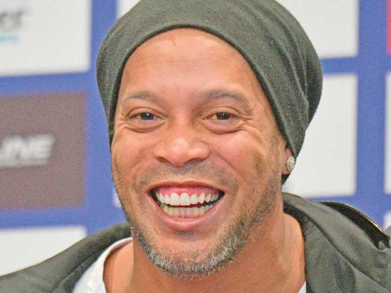 البرازيلي رونالدينيو نجم برشلونة السابق