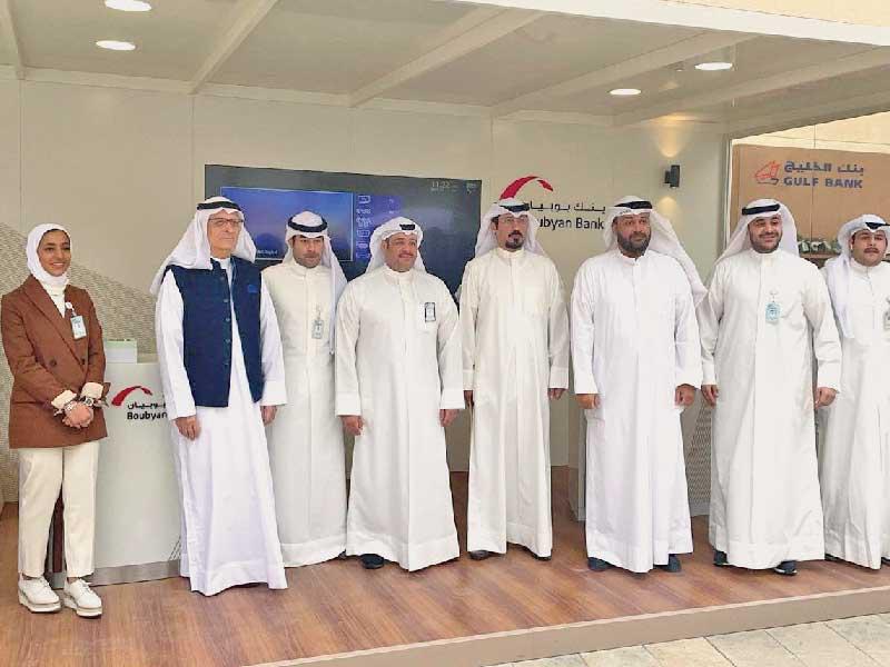 الرحماني وفريق «بوبيان» خلال معرض جامعة «GUST»