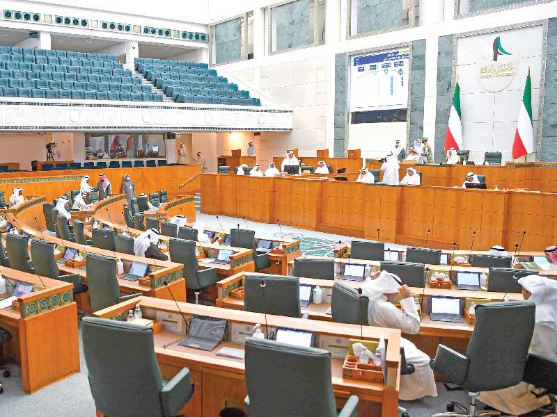 جانب من الحضور الضعيف للنواب خلال طرح الحكومة برنامجها على المجلس أمس   (تصوير عبدالله الخلف)