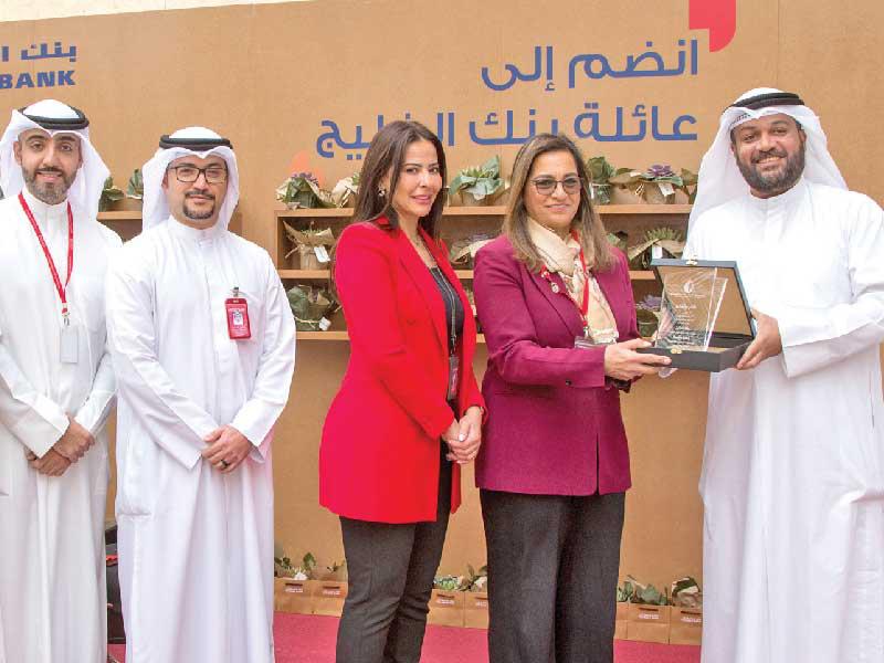 سلمى الحجاج أثناء تكريم «الخليج» كراعٍ ماسي من قبل نواف أرحمة رئيس مجلس أمناء جامعة الخليج