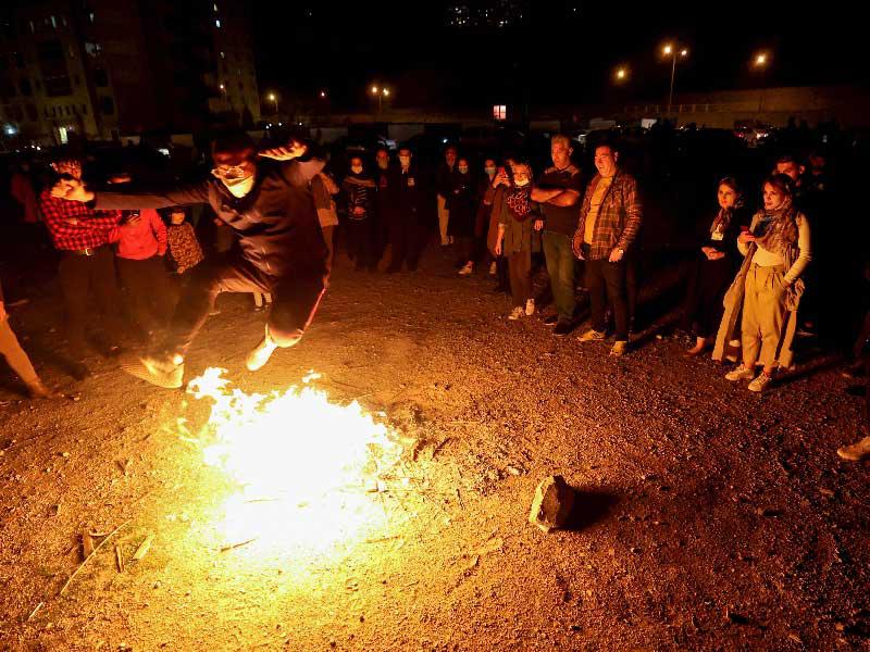 إيراني يقفز فوق النار بمناسبة عيد النوروز أمس الاول في طهران (أ ف ب) 