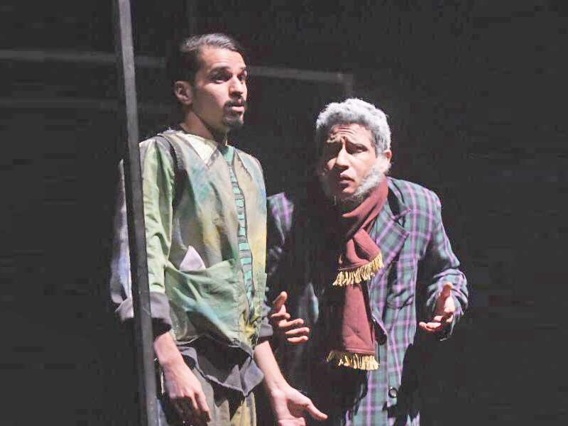 ناصر الدوب في مشهد من المسرحية