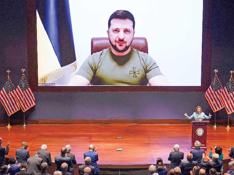 رئيسة مجلس النواب نانسي بيلوسي تقدم زيلينسكي للحديث أمام الكونغرس عبر الفيديو أمس (أ ف ب)