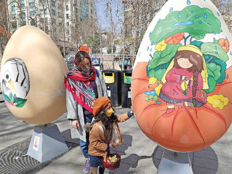 إيرانيون يحتفلون بالنوروز في طهران أمس ( أ ف ب) 