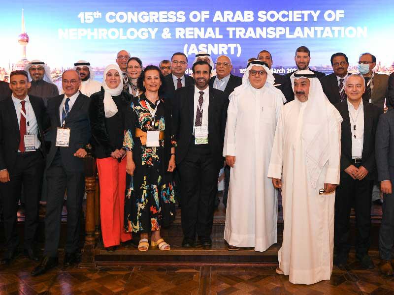 السعيد والعتيبي والباز مع المشاركين في المؤتمر (تصوير نوفل إبراهيم)