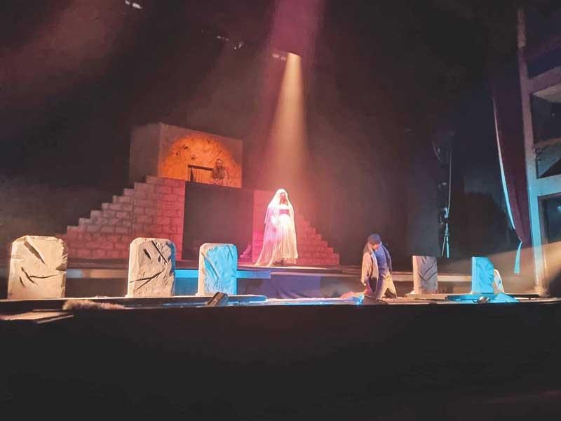 من المسرحية