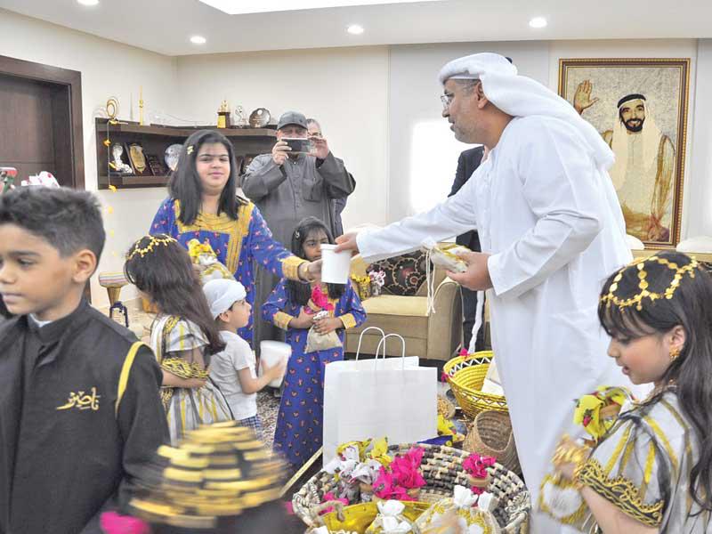 النيادي يوزع الهدايا على الأطفال 