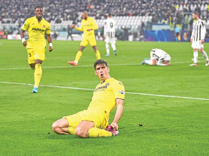 مورينو نجم فياريال يحتفل بهدفه 