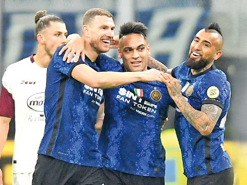 فيدال ولاوتارو ودزيكو نجوم الإنتر