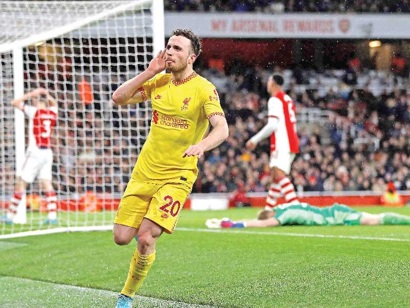 جوتا نجم ليفربول يحتفل بهدفه في مرمى أرسنال