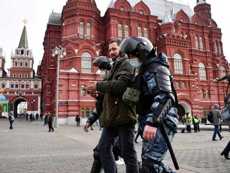 توقيف متظاهر ضد الحرب في وسط موسكو الأسبوع الماضي (أ ف ب)n