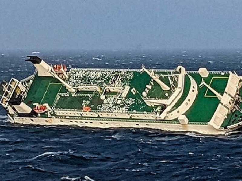 صورة مركبة مأخوذة عن شريط مصور للسفينة الإماراتية قبل غرقها