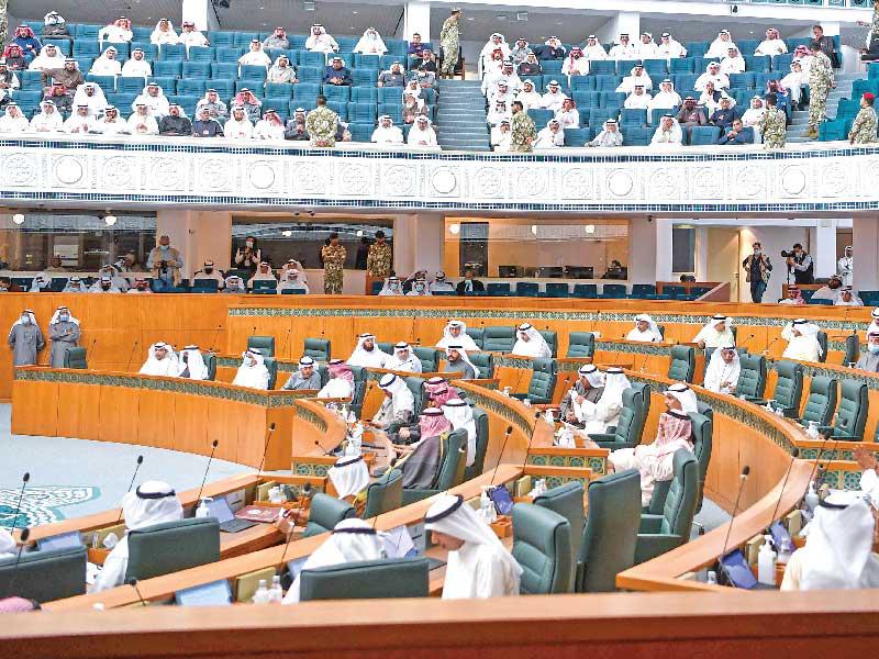 جانب من الجلسة يظهر فيها حضور المتقاعدين (تصوير عبدالله الخلف)