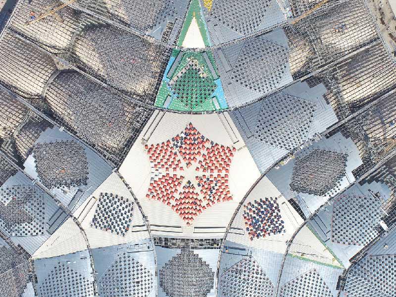 بعض الهياكل الفولاذية في سقف مبنى المطار 2