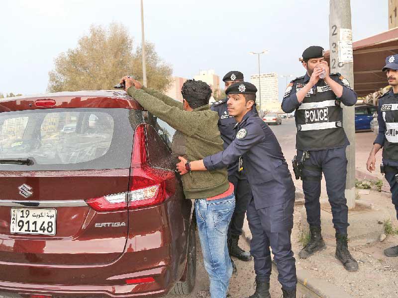 تفتيش أحد المشتبه بهم 