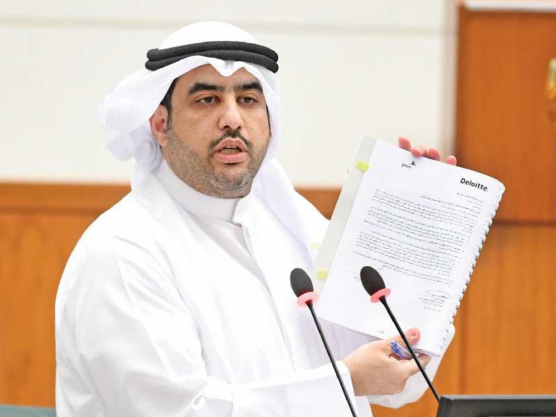 وزير المالية خلال جلسة أمس (تصوير عبدالله الخلف)