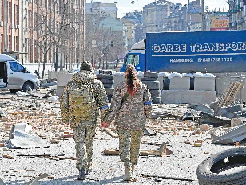 جنود أوكرانيون في إحدى الجهات بمدينة كييف أمس (رويترز)n