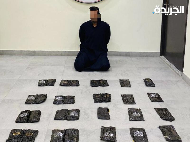 المتهم مع المضبوطات