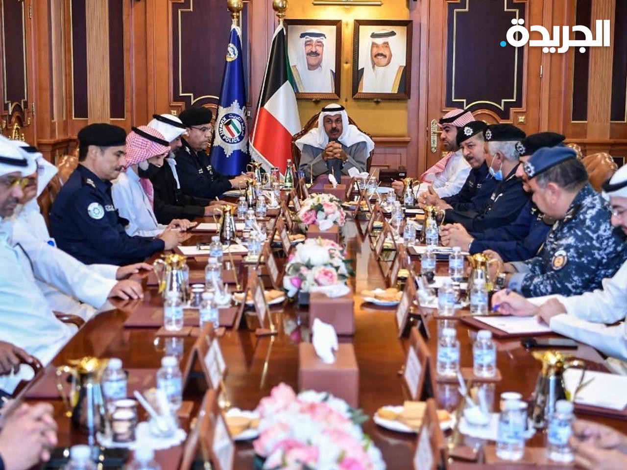 وزير الداخلية الفريق أول متقاعد الشيخ أحمد النواف مجتمعا بالقيادات الأمنية