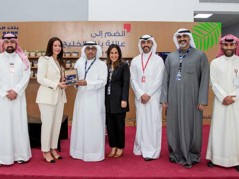 فريق «الخليج» أثناء التكريم من إدارة كلية الكويت التقنية