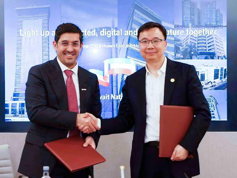 الرئيس التنفيذي للتكنولوجيا في «زين»، نواف الغربللي ورئيس خط منتجات هواوي اللاسلكية، يانغ تشوبين